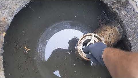 Cleaning an effluent filter