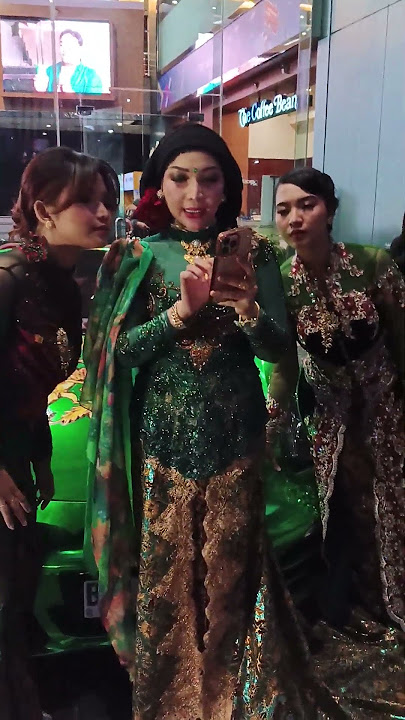 Sesi foto & fose RORO FITRIA dkk didepan mobil ferari hijaunya #selebritiindonesia