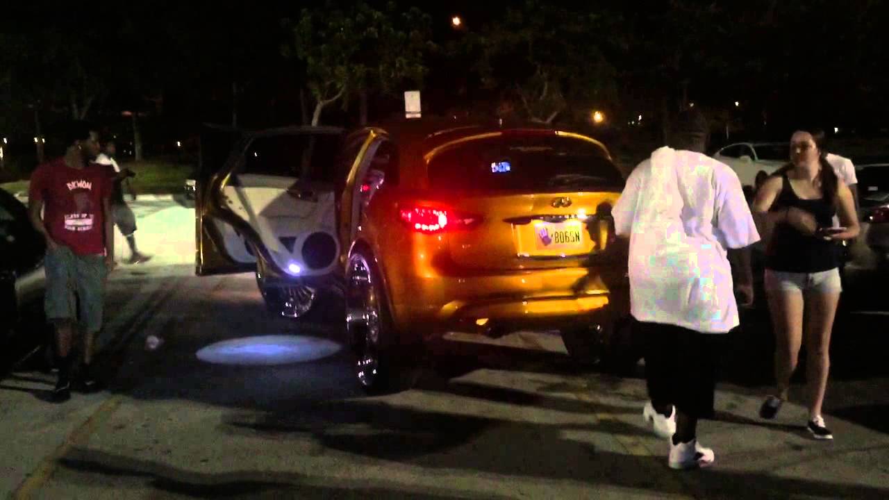 Candy Gold Infiniti FX35 on 32" Autonomo's