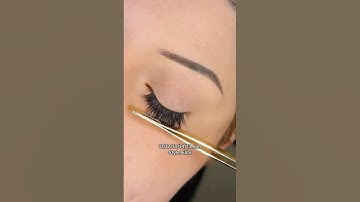 Easy DIY lash tutorial to lift your eyes #volashes #diylashes #diylashextensions #lashhacks