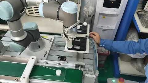 HỌC VIÊN THỰC HÀNH VỚI ROBOT CỘNG TÁC UNIVERSAL ROBOTS TẠI TPA - EDU