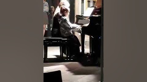 Duetto a 4  mani  fra la maestra e la sua giovane allieva
