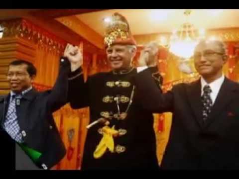 Indonesia (kiri) diwakili Menteri Hukum dan HAM kala itu, Hamid Awaludin; Finlandia (tengah) mewakili Uni Eropa sebagai penengah diwakili Martti Ahtisaari; dan GAM (kanan) diwakili Malik Mahmud Al Haytar (gambar dari: https://www.youtube.com/watch?v=0taq-luya5o)