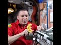 Astronauts अंतरिक्ष में खाना कैसे खाते हैं | Eating In Space Station #shorts