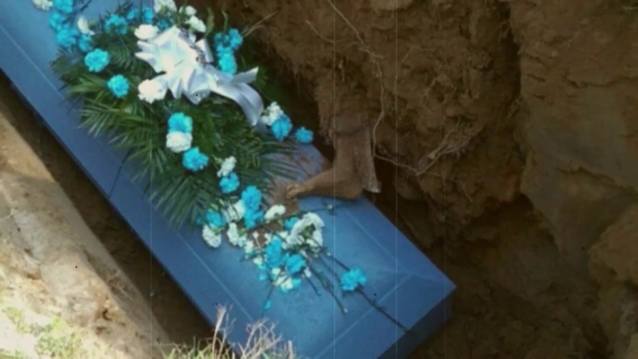 Funerale choc una gamba in affiora dalla terra e si appoggia sulla bara del Funerale choc una gamba in affiora dalla terra e si appoggia sulla bara del