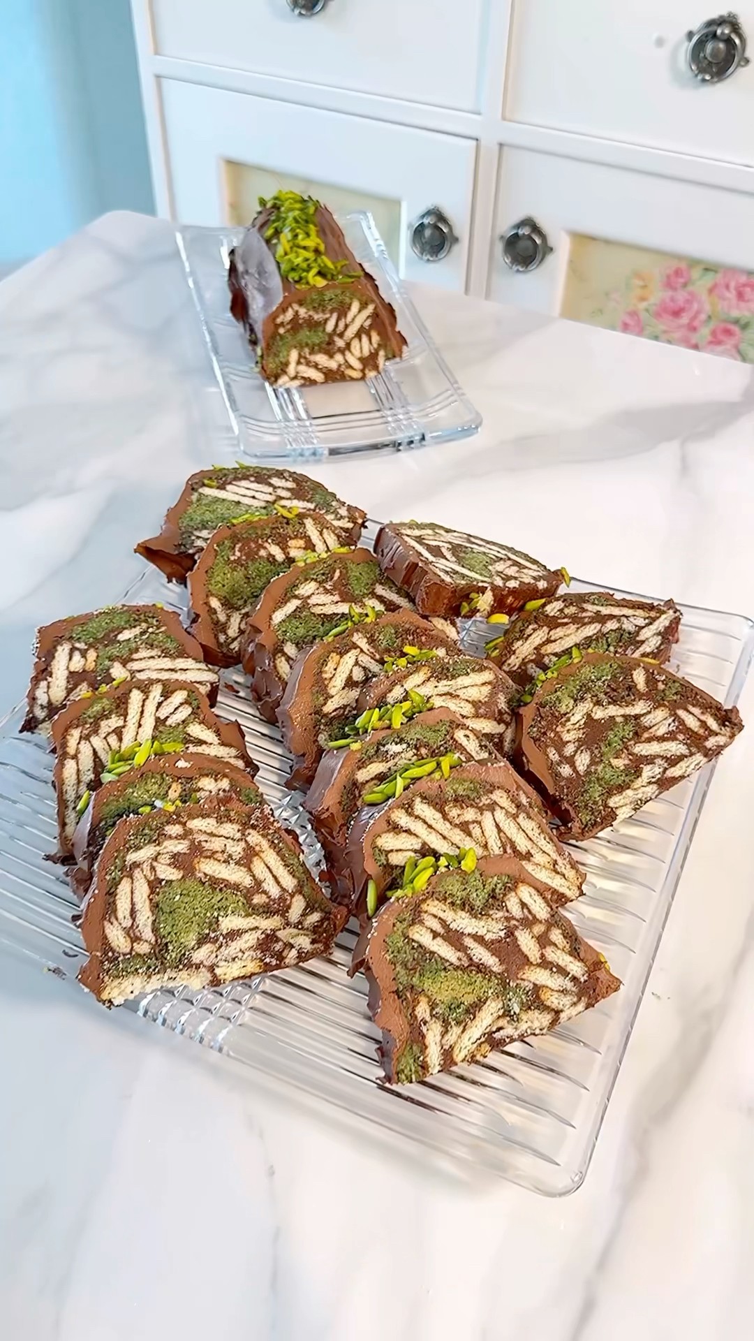 عمركم جربتو ليزي كيك دبي??! ما في اطيب من هيك #chocolate