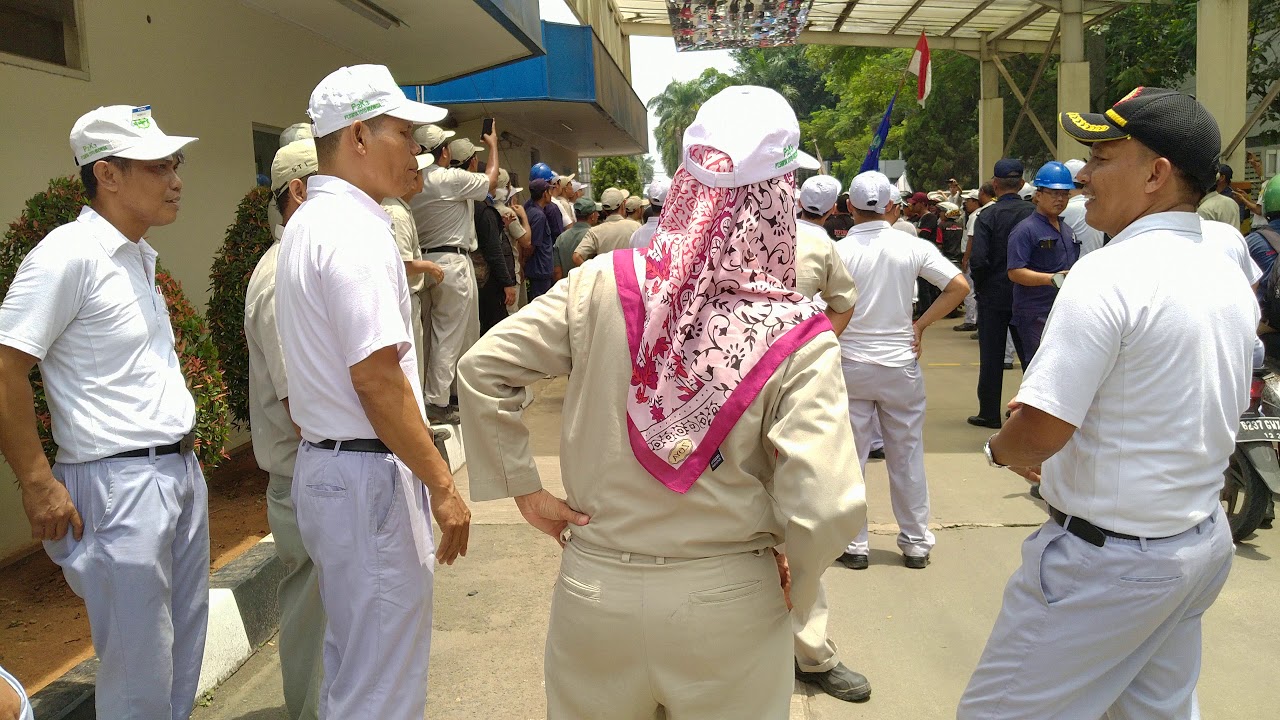 Sekelompok Massa Sweeping Karyawan Pabrik TOTO Cikupa Agar Ikut Demo ...