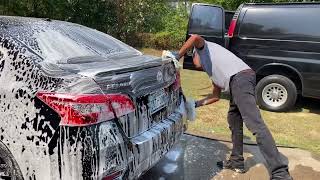 Emilio Aguilar lavando el carro de mi esposa