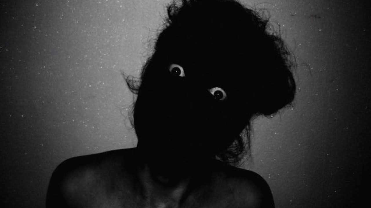 Creepypastas mientras dibujas furros encuerados para no morir de hambre como artista