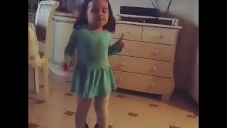 Девочка красиво танцует под песню ESTRADARADA – Вите Надо Выйти