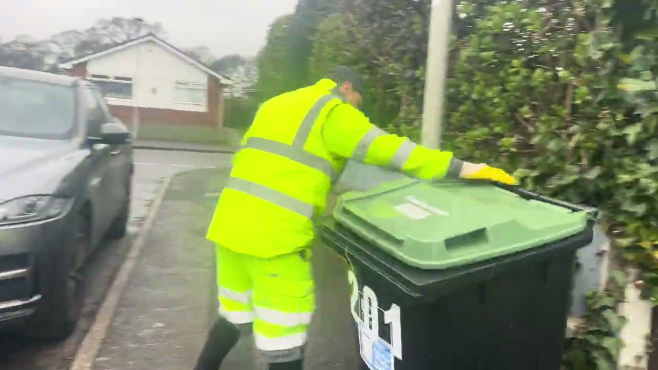 Рабочие, занимающиеся вывозом зеленых отходов, опорожняют мусорные баки в городе Пул, часть 3 (06...