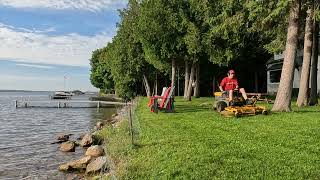 SMALL LAKESIDE LAWN MOWING : WALKER B27I