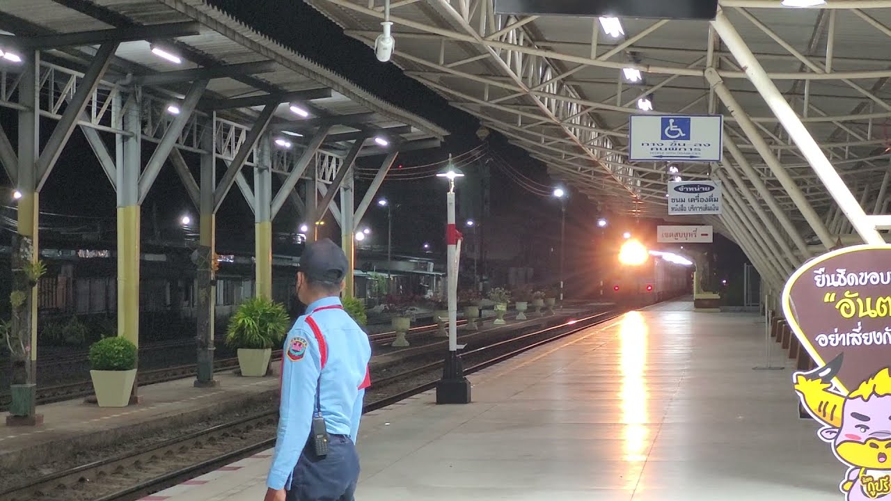 รถด่วน 71 กรุงเทพ-อุบลราชธานี เข้า-ออก สถานีศรีสะเกษ [เวลา 22:02 น. ช้า 199 นาที] (01/01/2565)