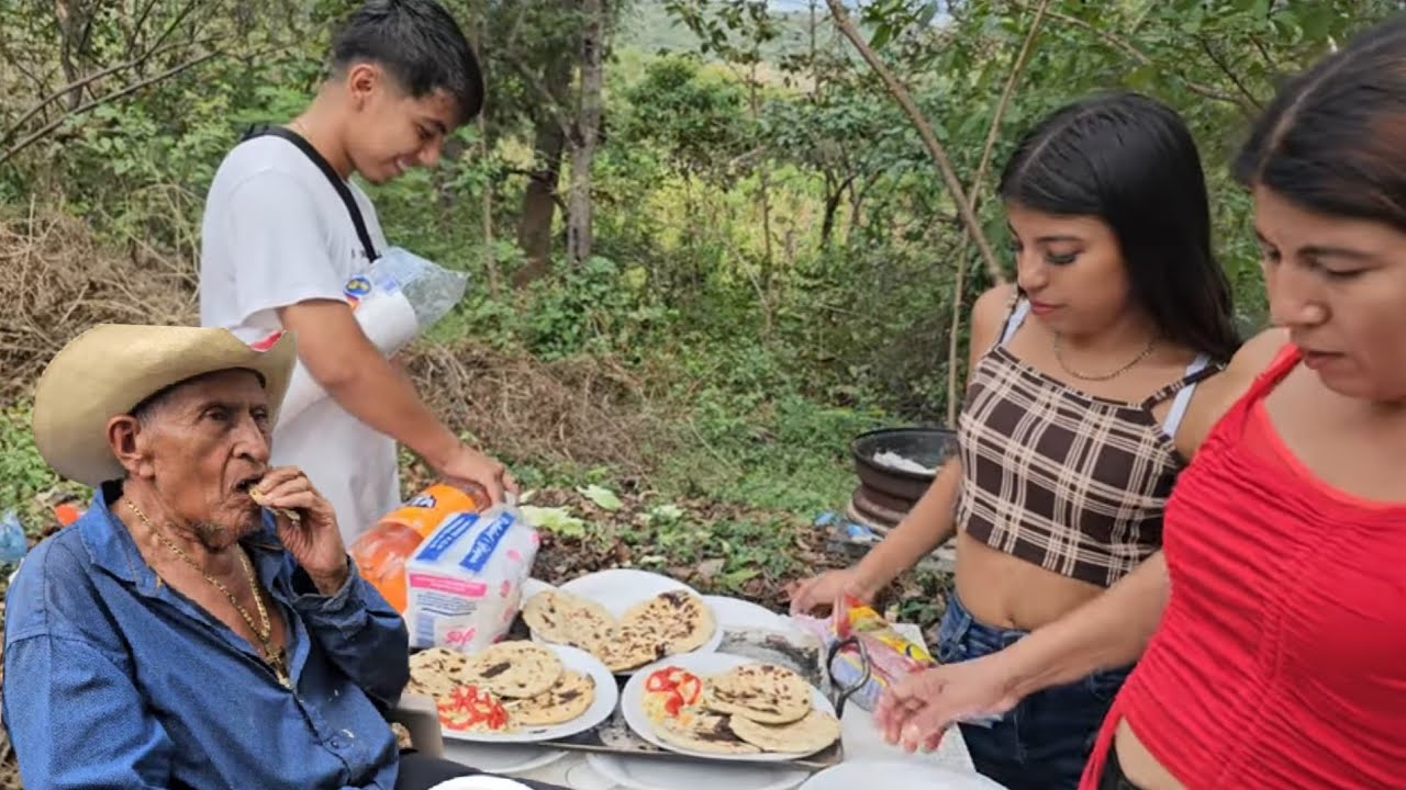 🛑Don Santos disfrutando😱😱las ricas pupusas😋😋!!!aventuras salvadoreñas
