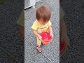 水運びを頑張るが目的の場所まで我慢できない息子