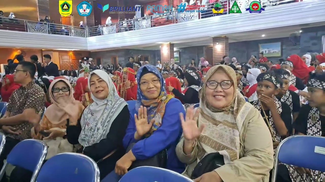 Penyerahan Piala 🏆 Juara 1 Tingkat Utama Angklung SMPN 3 Gunungsindur.