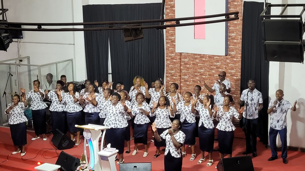 Oh God! Some Friends Can't Control Themselves Once They Hear That Beat😍🥰