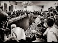 'Bobby' Fischer gra na 57 deskach, podczas gdy na jednej z nich zaczynają dziać się czary, dziwy...