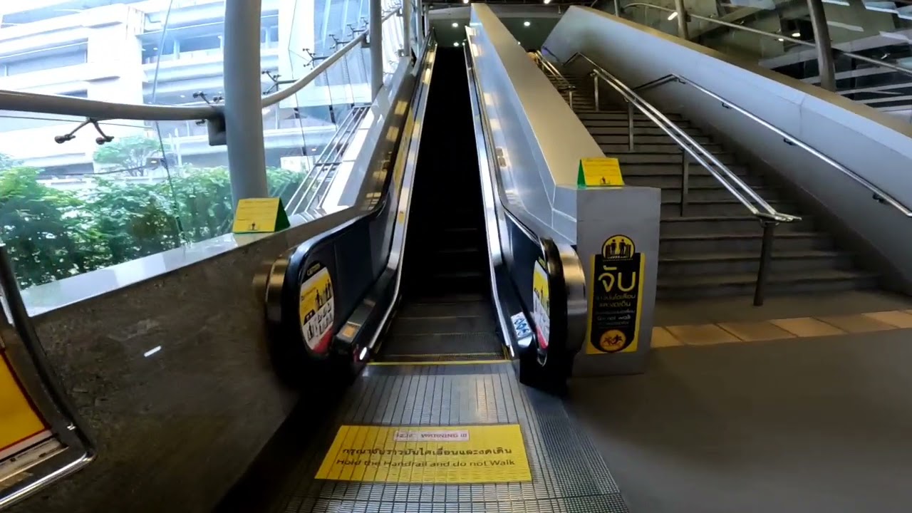 MRT Tao Poon Escalator 1−2