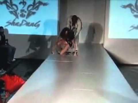 Model falls in hole on runway at Shadang Fashion Show