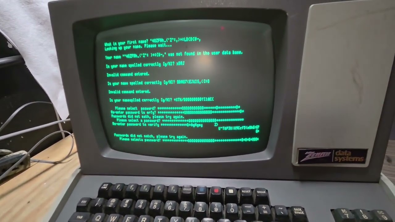 Calling Tuxedo Cat BBS on Zenith Data Systems Z19 Terminal - YouTube