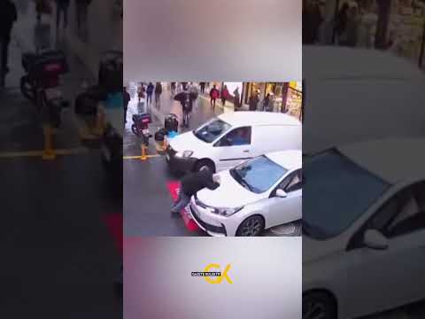 Giresun'daki kaza sosyal medyada gündem oldu: Yaya kendisini arabanın üzerine attı #shorts