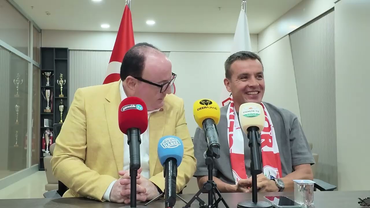 Gemlik FK kulüp başkanı Erten Kayan ve yöneticiler basın toplantısı düzenledi.