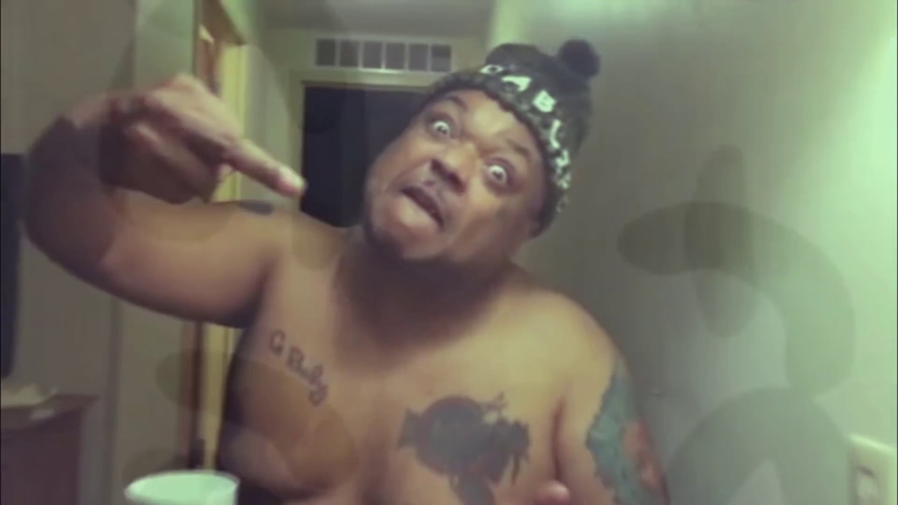 Mike ADHD, Sid Wilson of Slipknot, Baby Eazy E, Young Dirty Bastard & Bizarre of D12 - Frag Out auf YouTube ansehen Mike ADHD, Sid Wilson of Slipknot, Baby Eazy E, Young Dirty Bastard & Bizarre of D12 - Frag Out auf YouTube ansehen