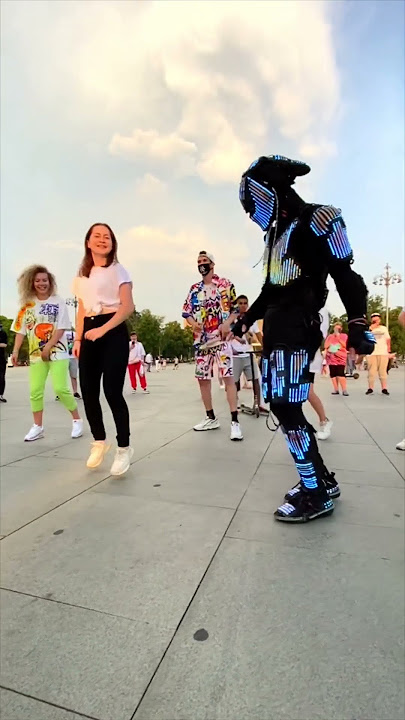 TEACHING SHUFFLE ⭐️ GIRL DANCING TREND 😱🔥 NEON MODE !!