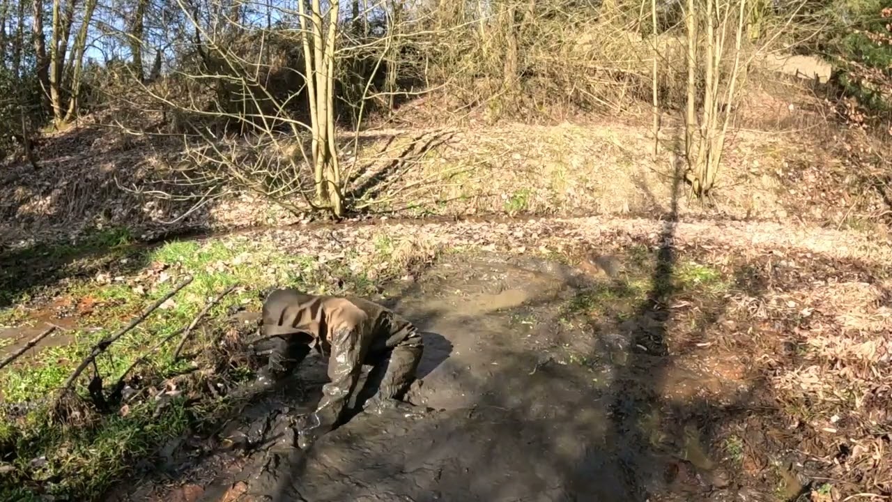 Im Regenoverall im Schlamm Teil 4 (Teich)