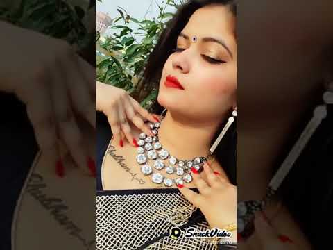 Desi girl looking hot in sexy saree