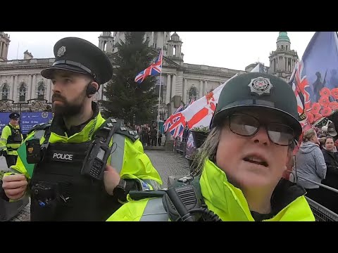 احتجاجات في بلفاست ضد رفع العلم مع باديستينز والشرطة تتعامل مع المتظاهرين شرطة بلفاست احتجاج احتجاجات في بلفاست ضد رفع العلم مع باديستينز والشرطة تتعامل مع المتظاهرين شرطة بلفاست احتجاج