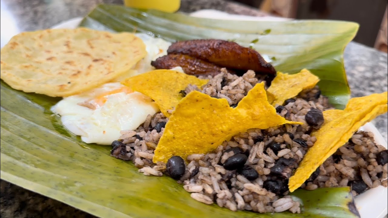 Así es Costa Rica | Mercados con su comida típica | olla de carne, caldosas, y más.