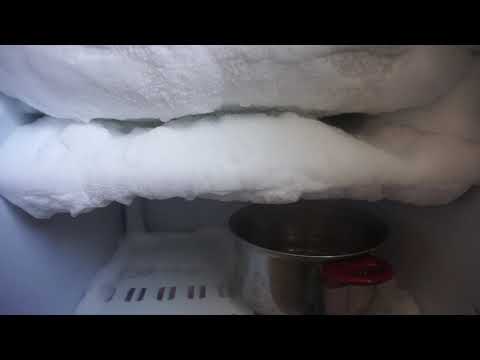 Видео: Как вынуть льдогенератор из морозильной камеры