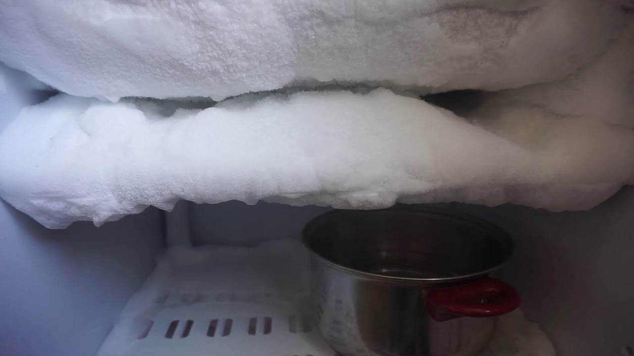 Почему в холодильнике намерзает снег. Слой инея в холодильнике. Лед из морозилки. Снег в морозилке. Лед в морозилке.