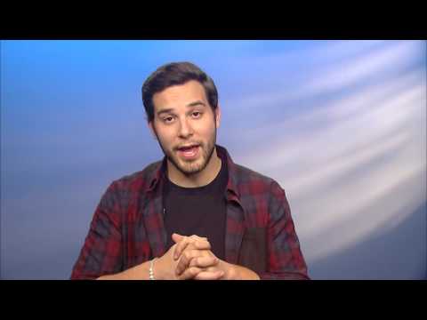 Gabrielle Compolongo interviews Skylar Astin