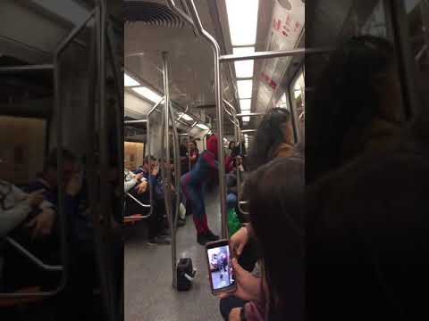 Vídeo: Homem-aranha Dançando No Metrô Chileno