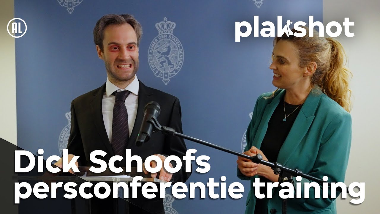 Dick Schoof oefent voor zijn volgende persconferentie, als beoogd