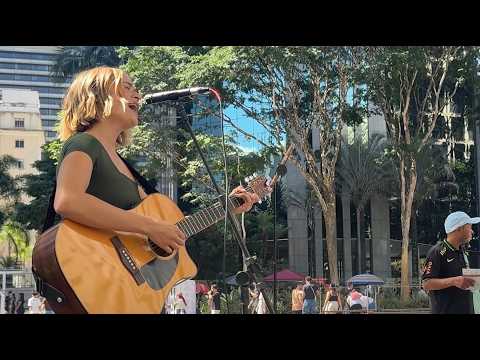 Isabella Gaspary canta 'Pássaro de Fogo' na Avenida Paulista