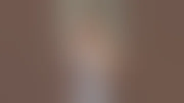 بتقلع امام الكاميرا 