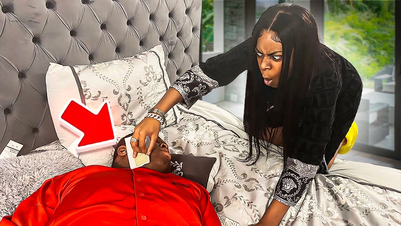 Депиляция лица Терона воском, пока он спит. Розыгрыш (чрезвычайно уморительный)