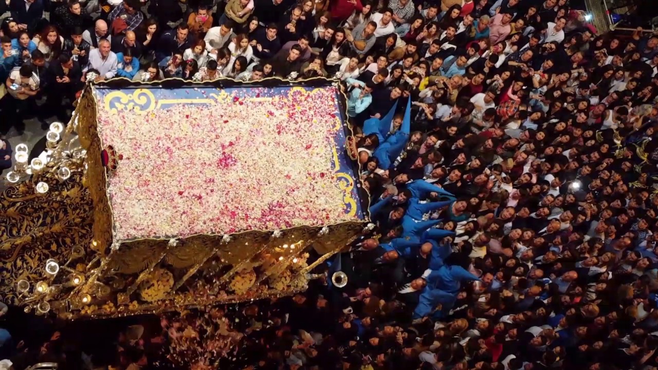 Espectacular petalá a la Victoria Coronada. Miércoles Santo 2017. Semana Santa de #Huelva.