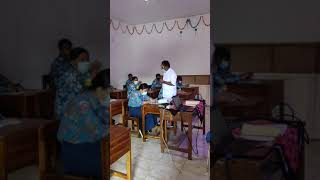 Download Lagu Saat pembelajaran, guru mengantarkan peserta didik ke ruang UKS MP3