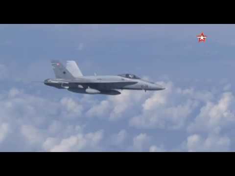 Российский Су-27 отгоняет истребитель НАТО от самолета Шойгу