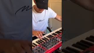 Miniatura de vídeo de "Synth solo to the max 💥"
