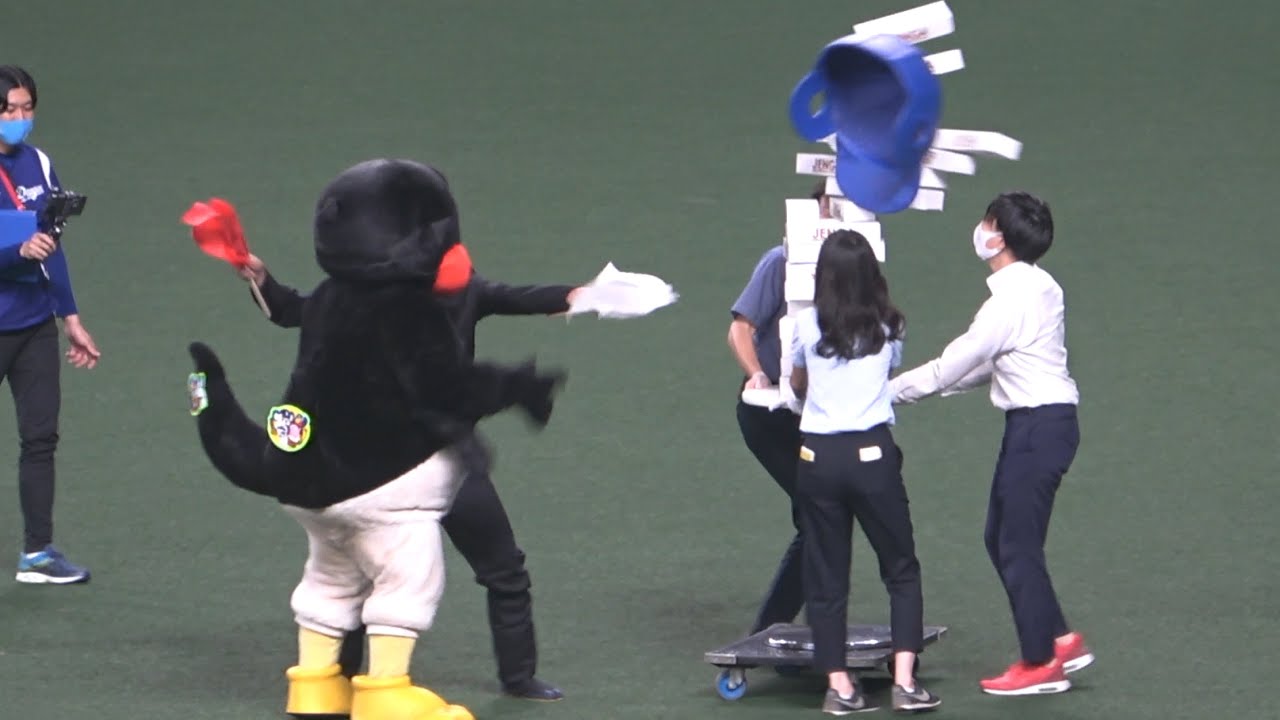 ヘルメットを投げつけてジェンガタワーを破壊するつば九郎に場内から大 