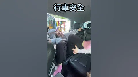 行車安全 千萬不要靠着車門玩手機，像PAULA一樣會掉下去的。最愛.吃貨們 - 天天要聞