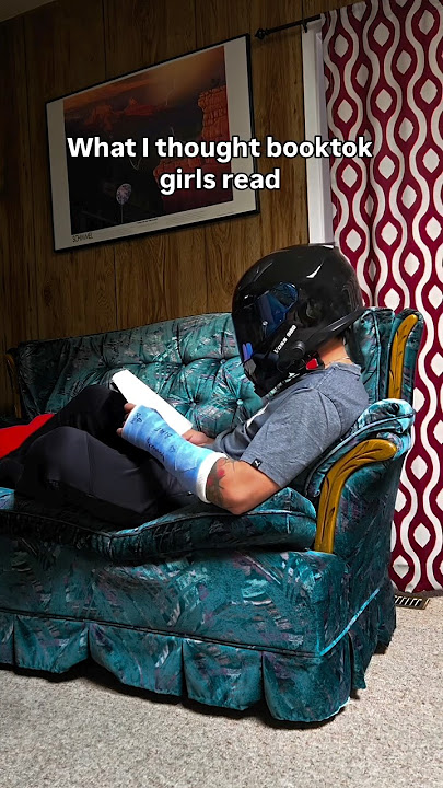 What I thought girls read VS what they actually read… 😳😳😳 w/locks.on2