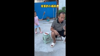 爸爸看手机太入迷了，这�...
