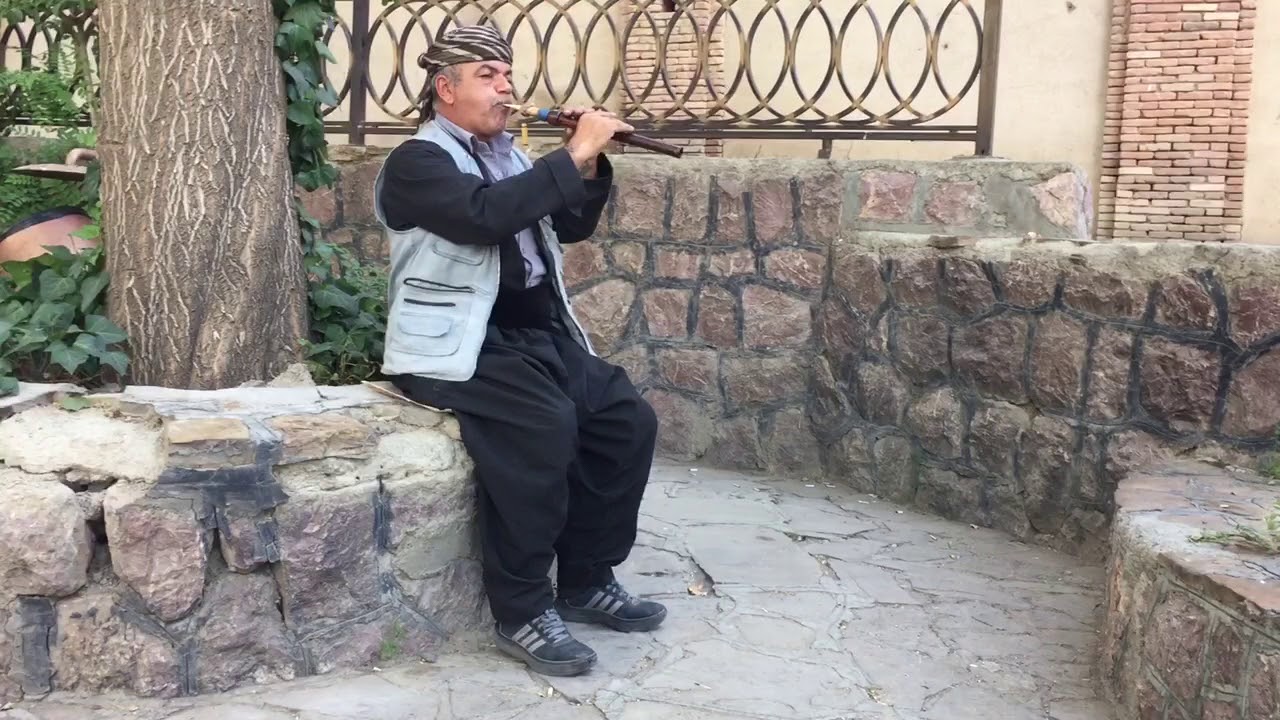 Kurdish folklore song. Sanandaj city. Spidar park. Singer: Kak(mr) Iqbal morad weisi.